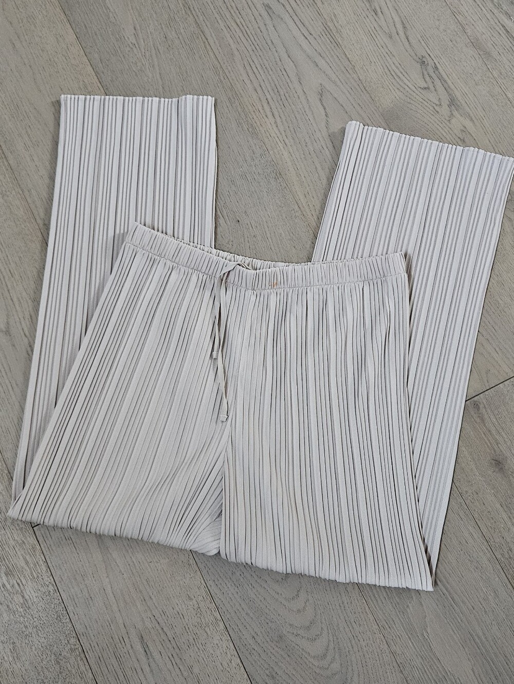 Uniqlo Beige Pleated Drawstring Pants